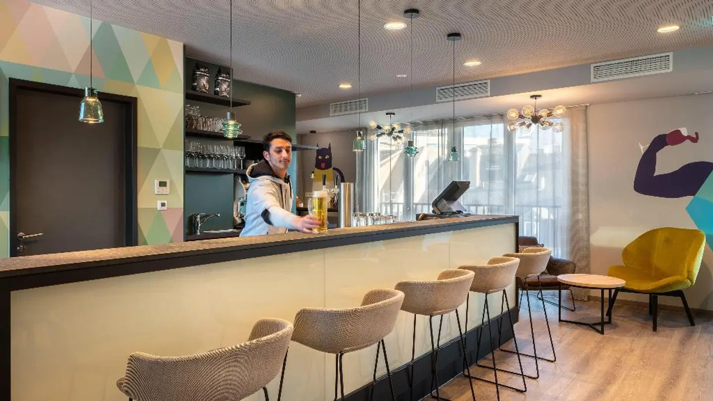 Holiday Inn - the niu, Charly Frankfurt City Bar