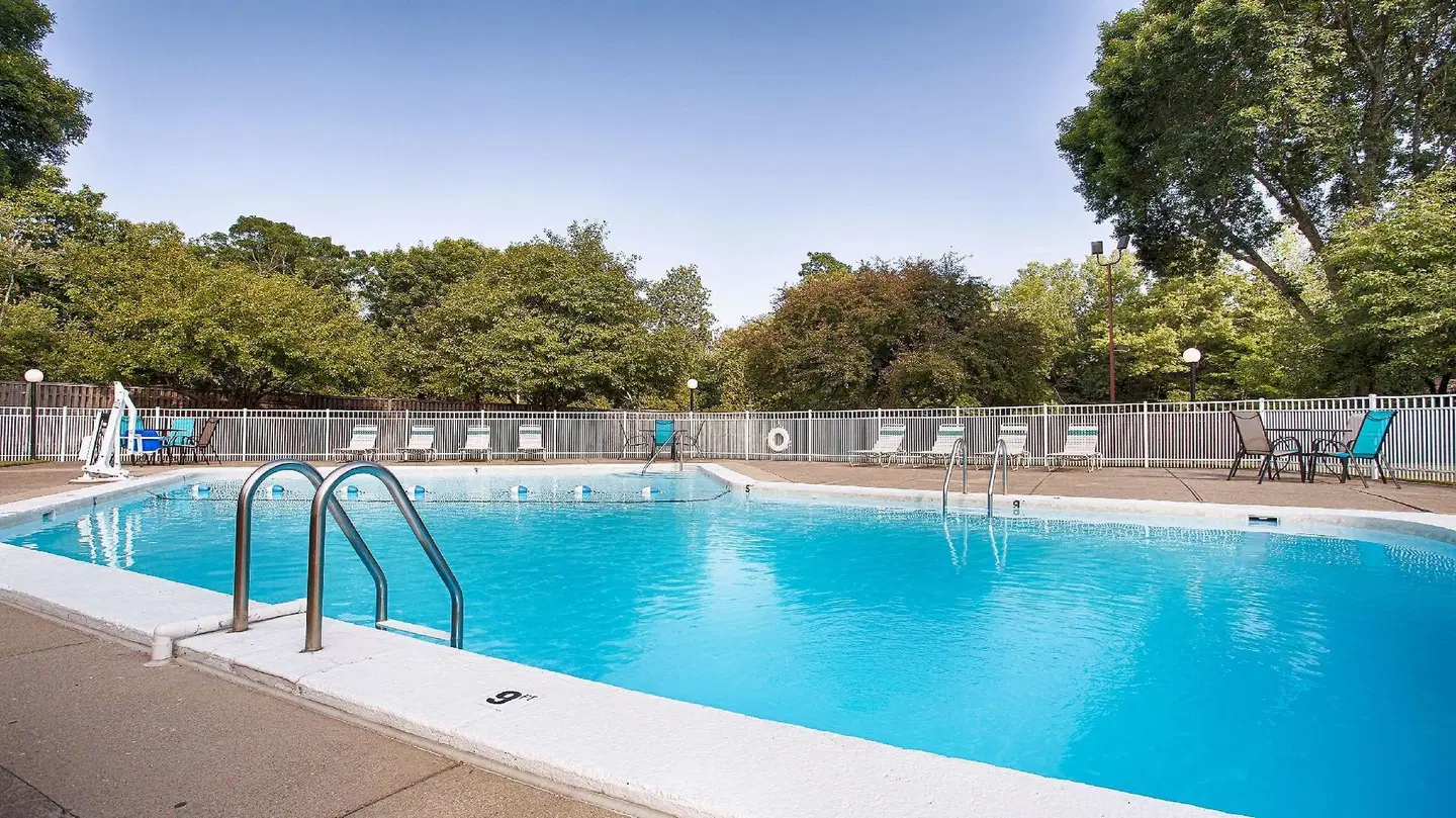 Best Western Plus Chelmsford Inn OUTDOOR_POOL