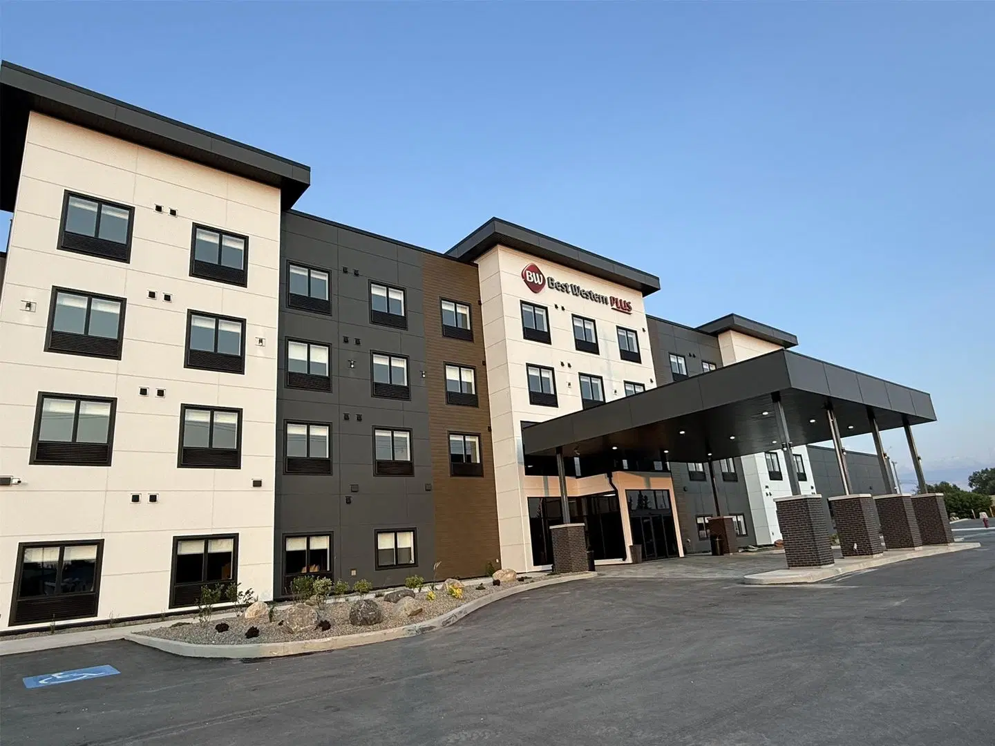 Best Western Plus Neepawa Hotel EXTERIOR