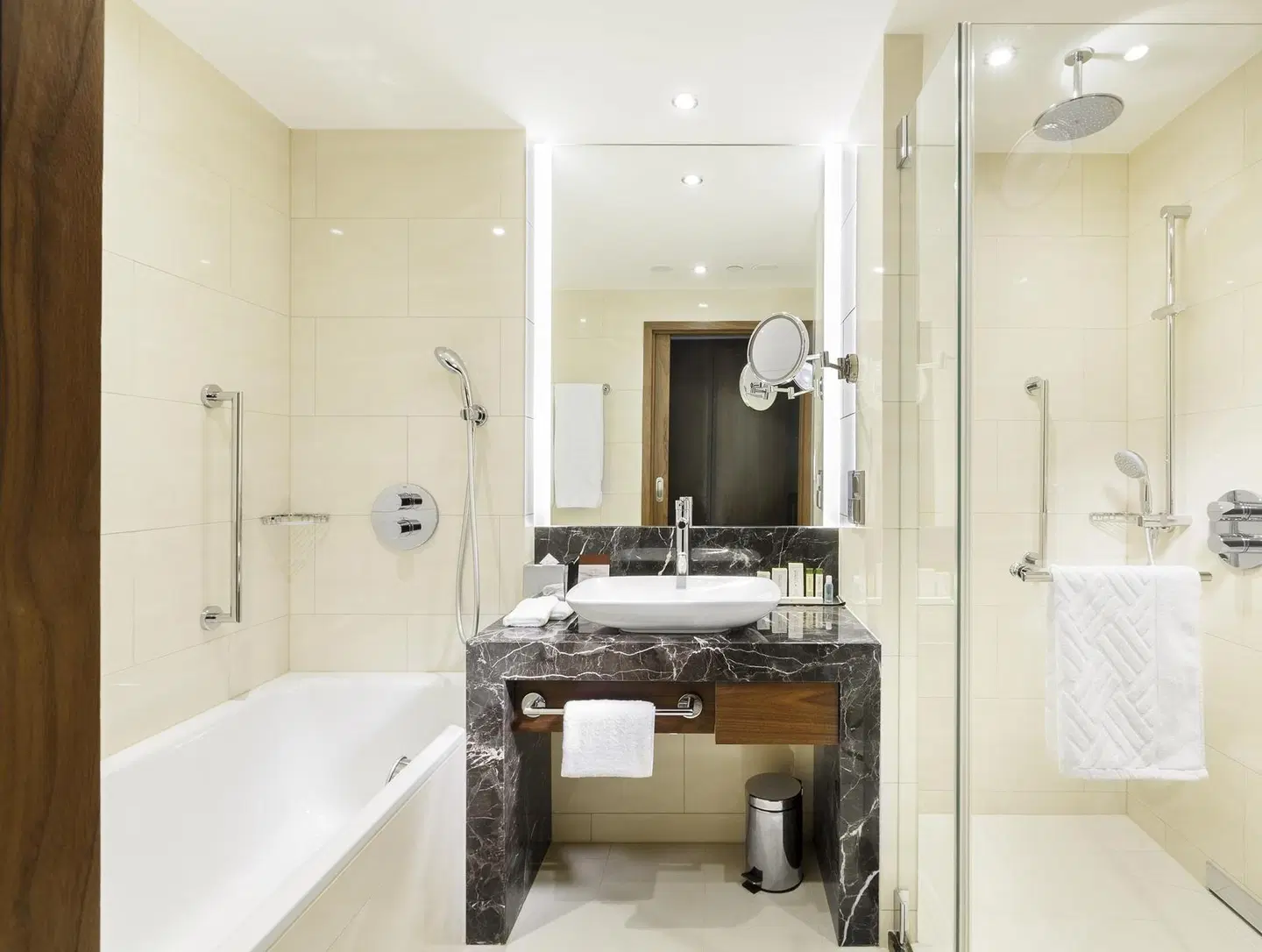 DoubleTree by Hilton Hotel & Conference Centre Warsaw Badezimmer