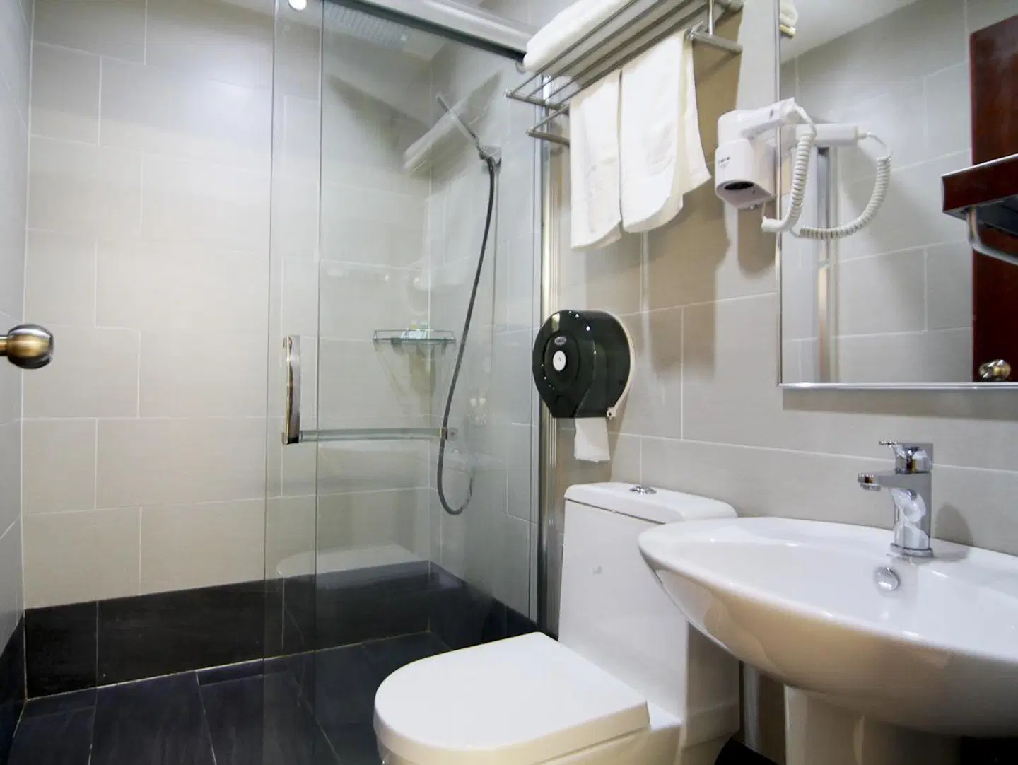 Kingsley Hotel BATHROOM