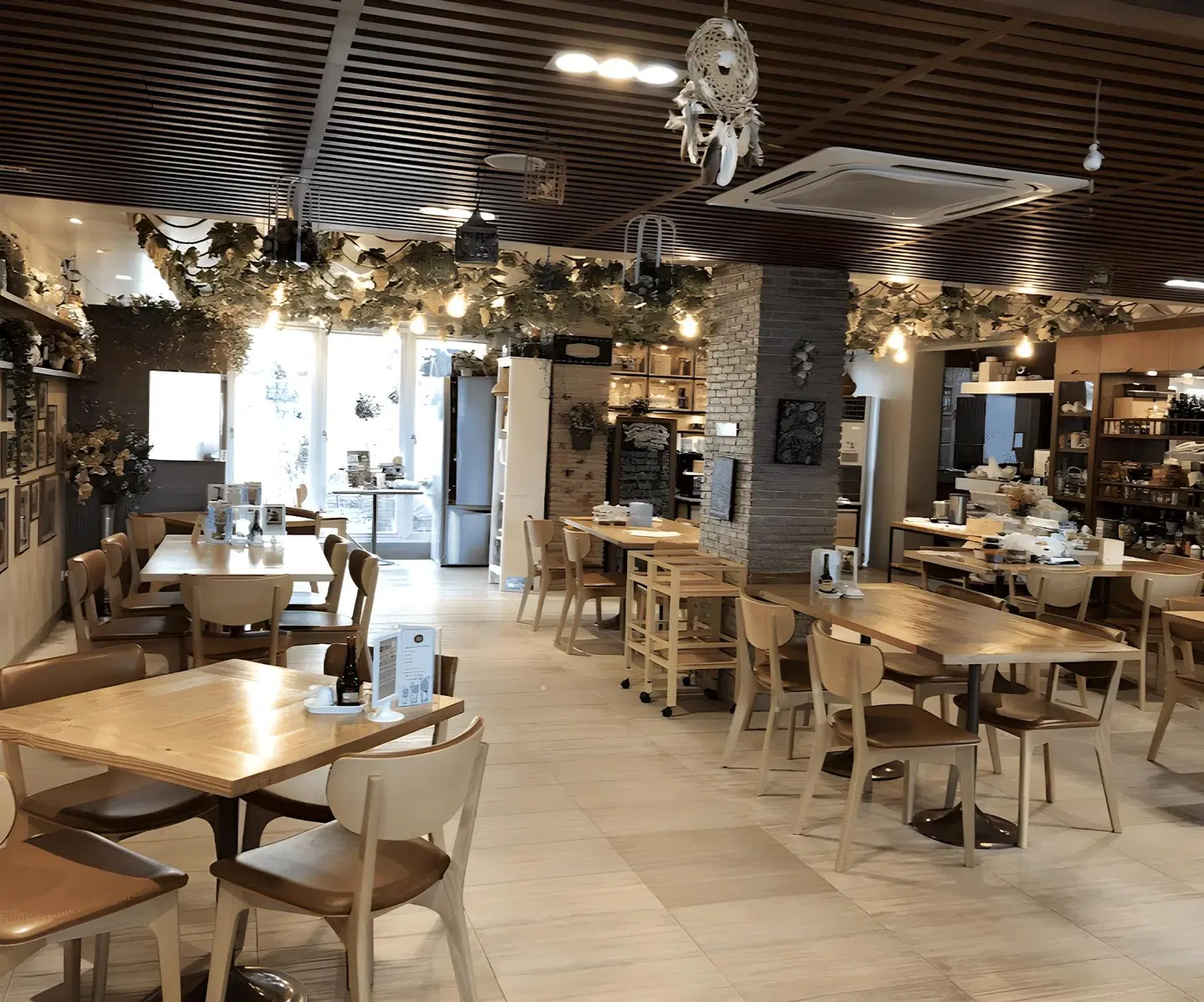 Caza V1 Serviced Apartment Restaurant