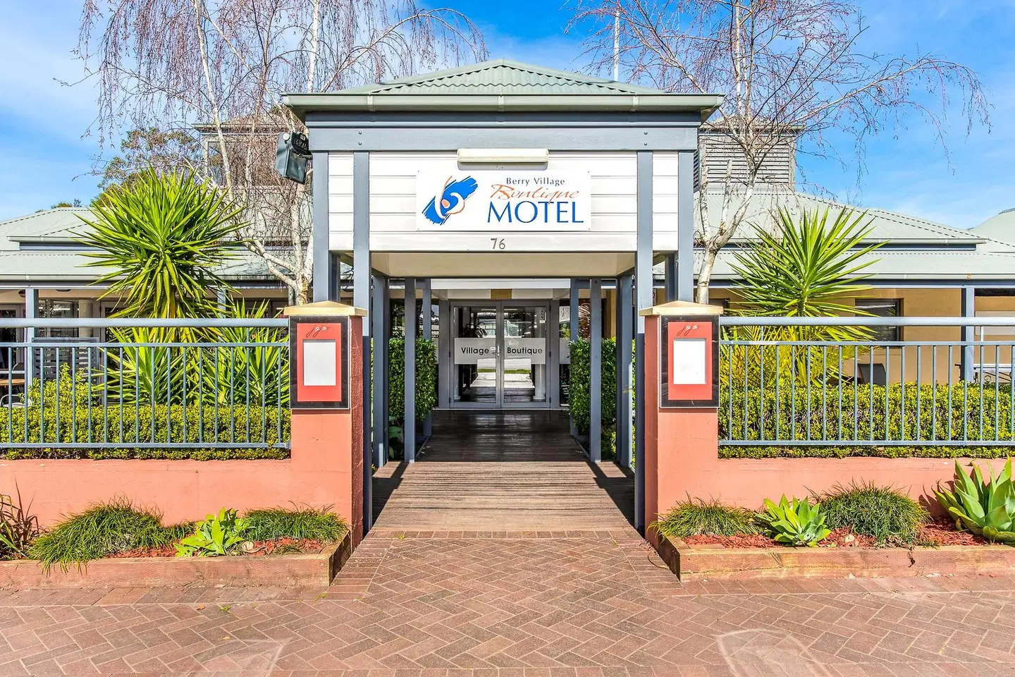 Berry Village Boutique Motel EXTERIOR