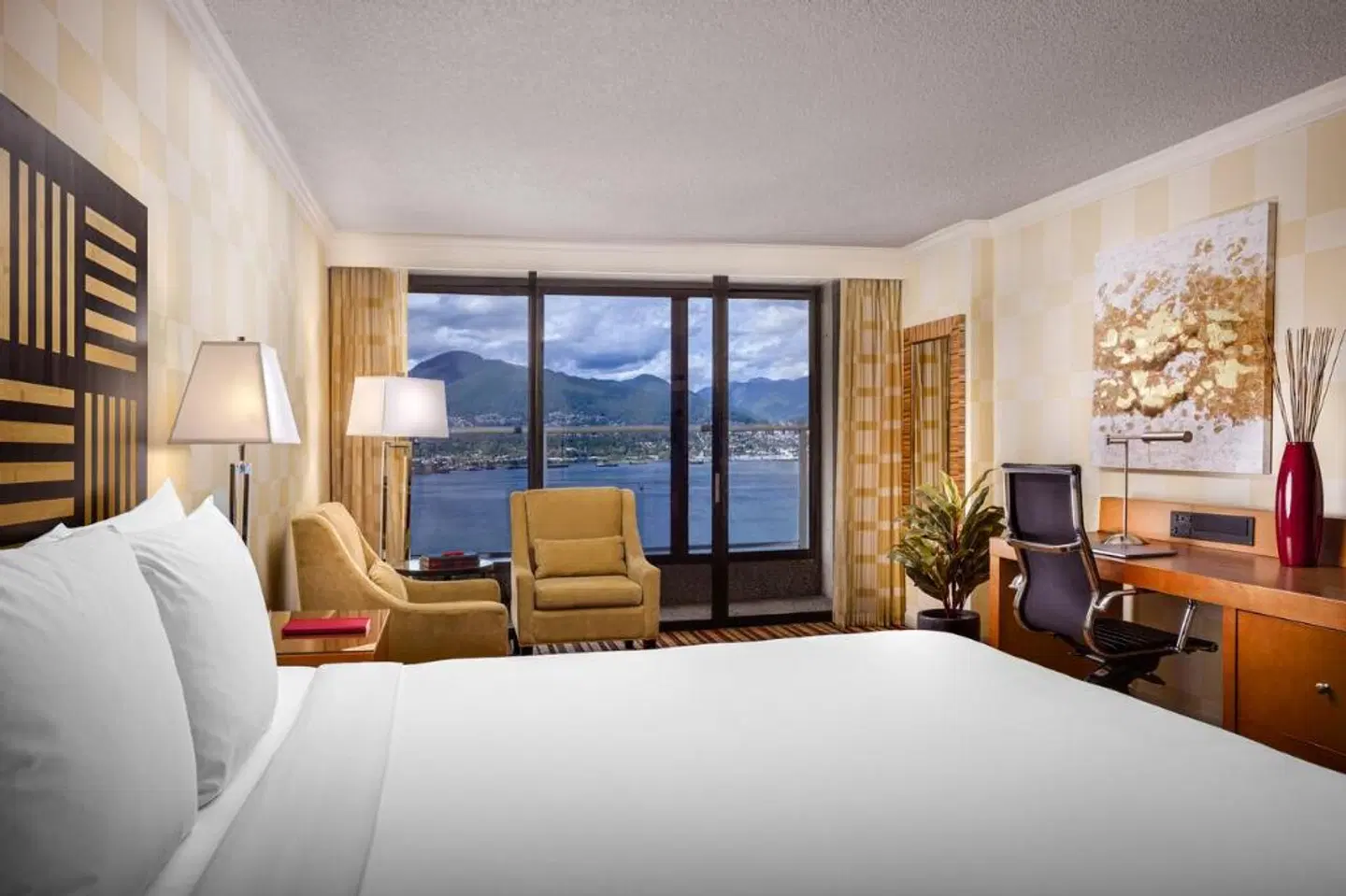 Pinnacle Hotel Vancouver Harbourfront ROOM_EXAMPLE