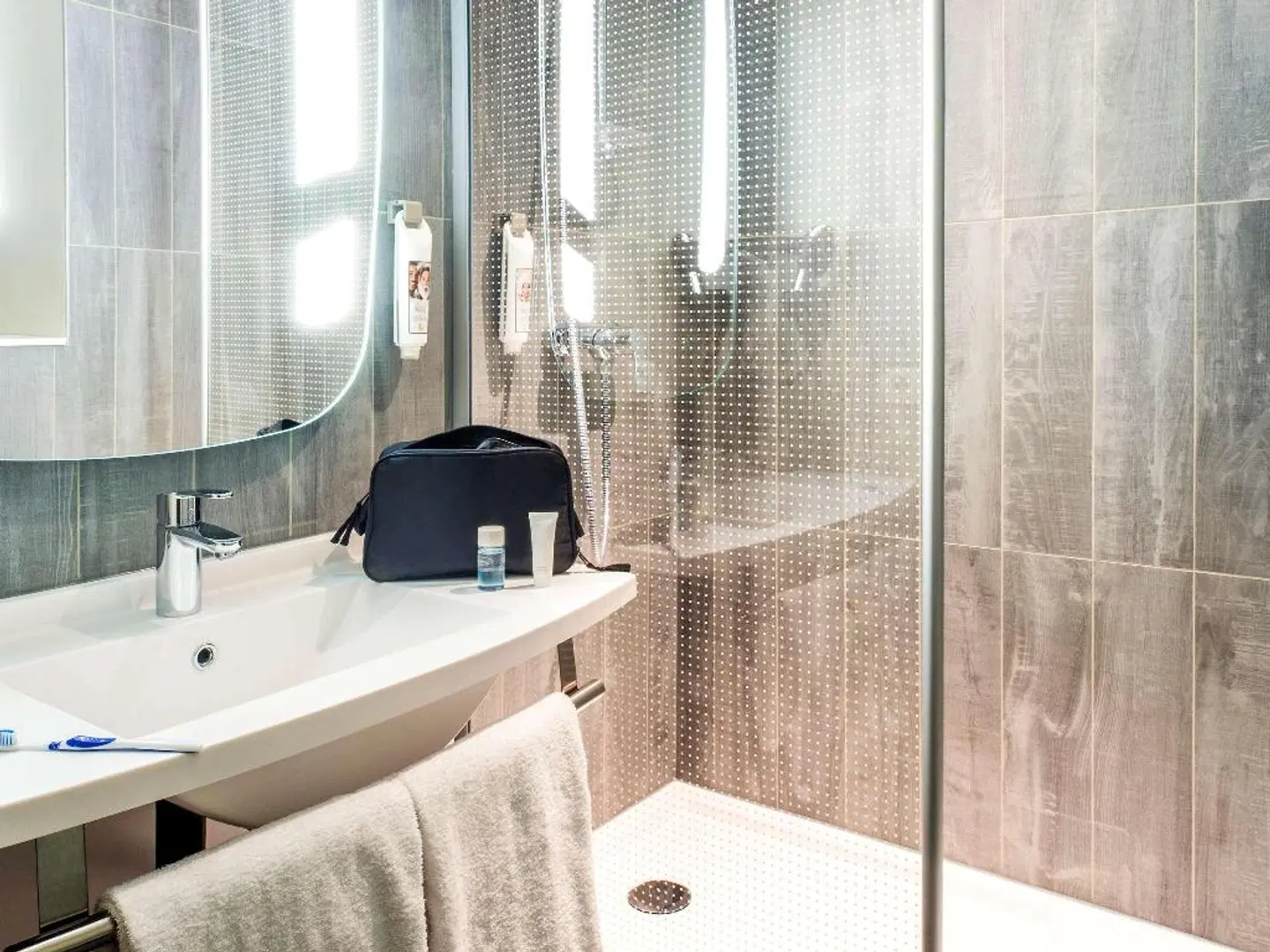 ibis Lleida Badezimmer