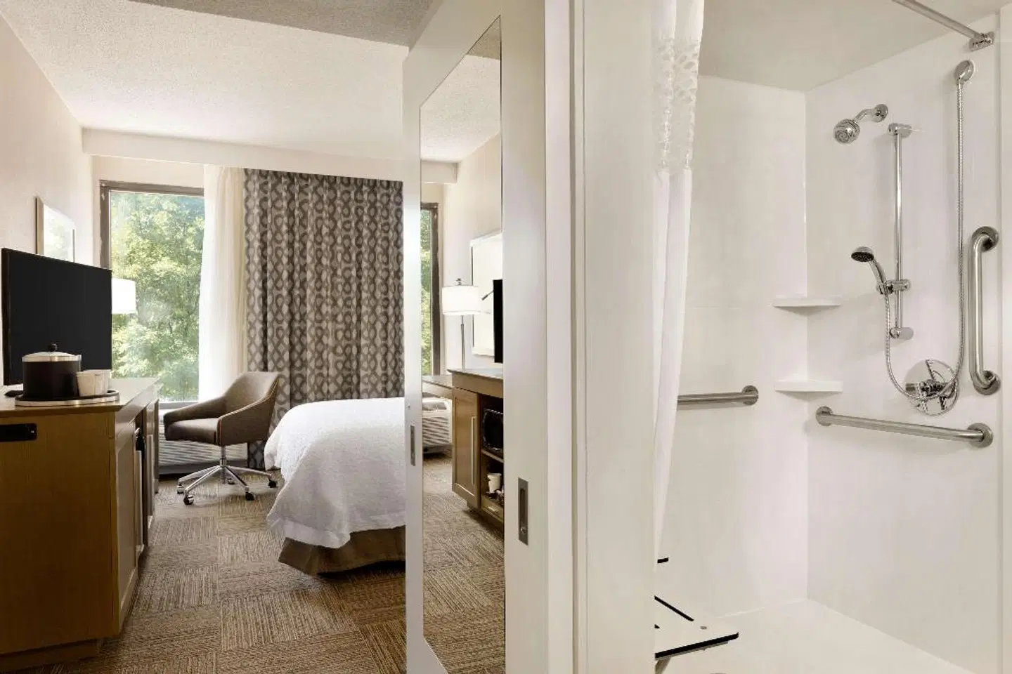 Hampton Inn Atlanta-Buckhead BATHROOM