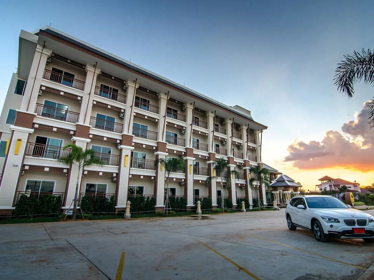 The Lake Hotel EXTERIOR