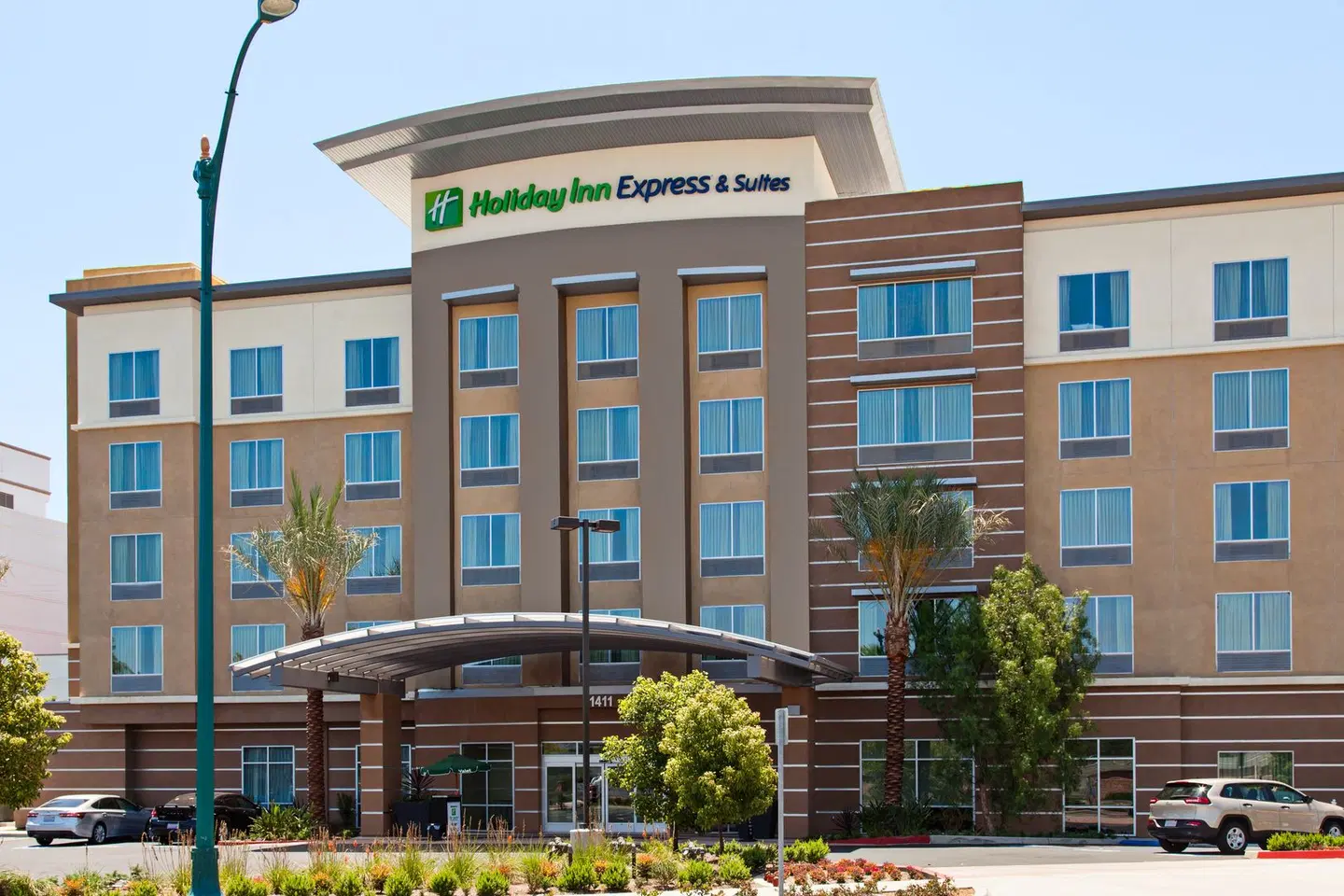Holiday Inn Express & Suites Anaheim Resort Area by IHG EXTERIOR