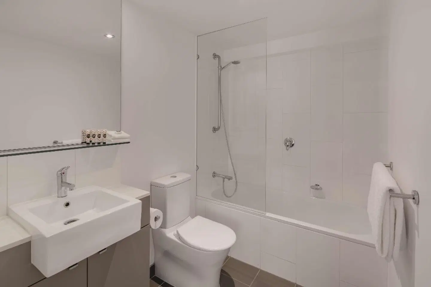 Travelodge Hotel Melbourne Docklands Badezimmer