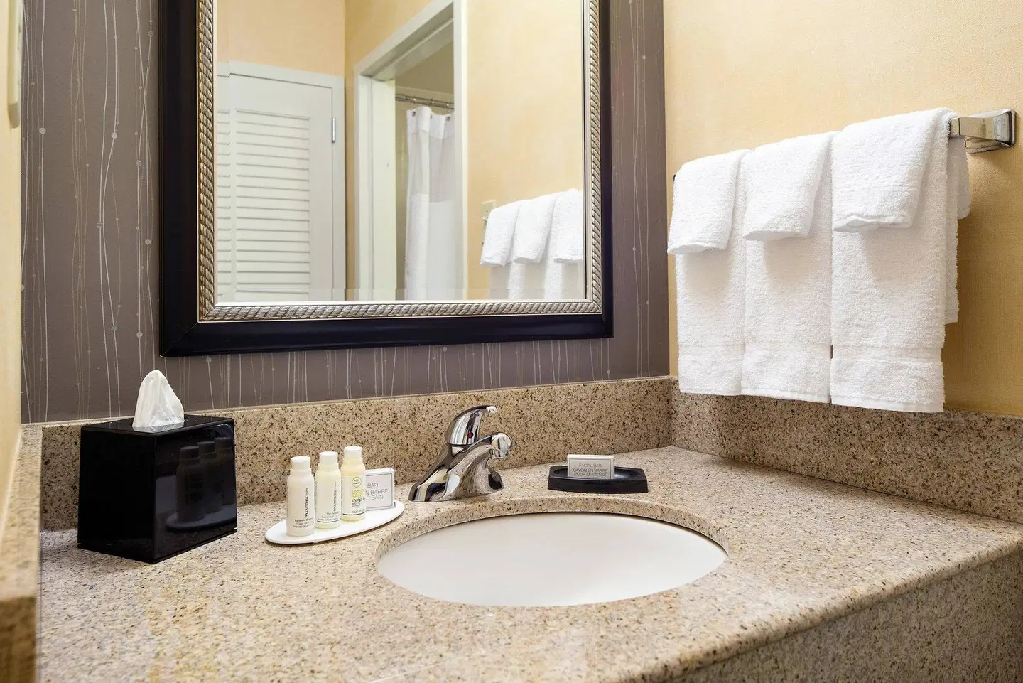 Courtyard by Marriott Denver Central Park Badezimmer