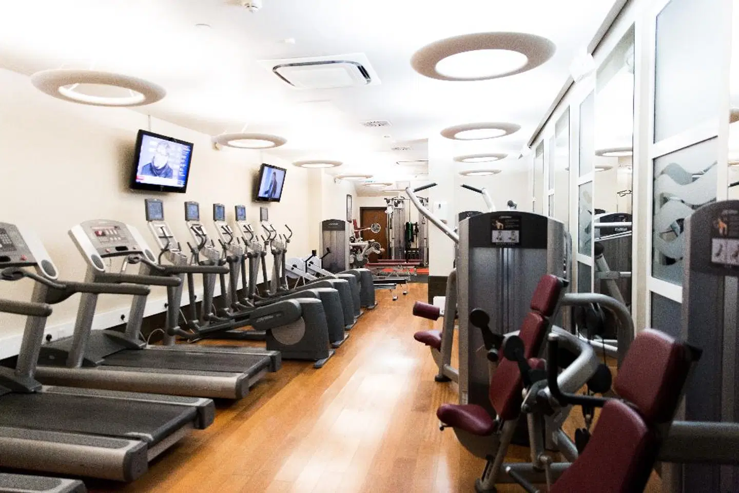 The Royal Yacht SPORTS_AND_LEISURE