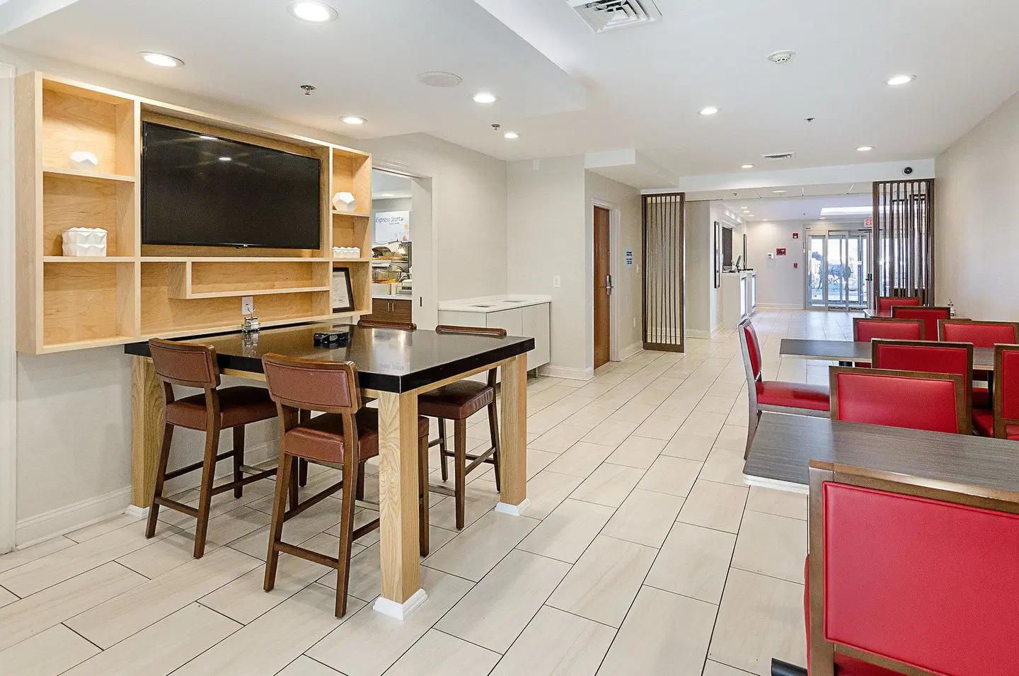 Holiday Inn Express Lexington by IHG Bar