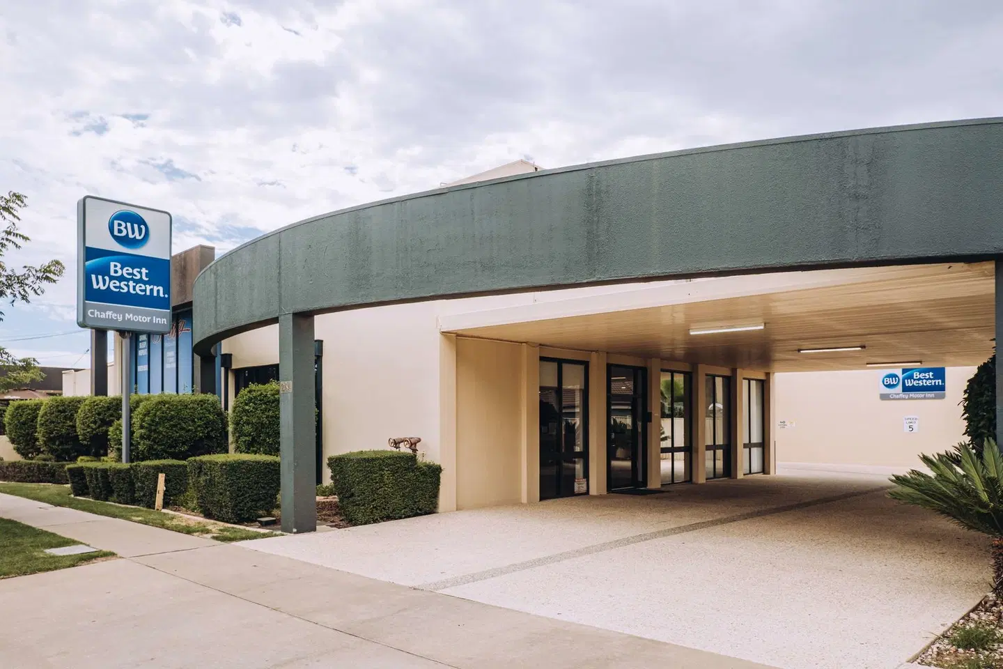 Best Western Chaffey International Motor Inn EXTERIOR