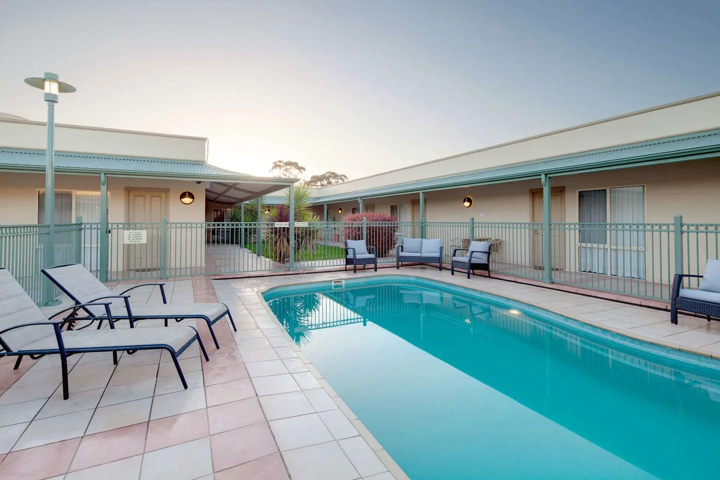 Best Western Crystal Inn OUTDOOR_POOL