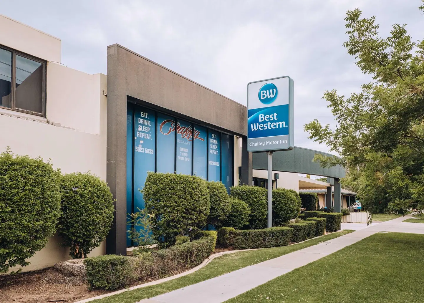 Best Western Chaffey International Motor Inn EXTERIOR