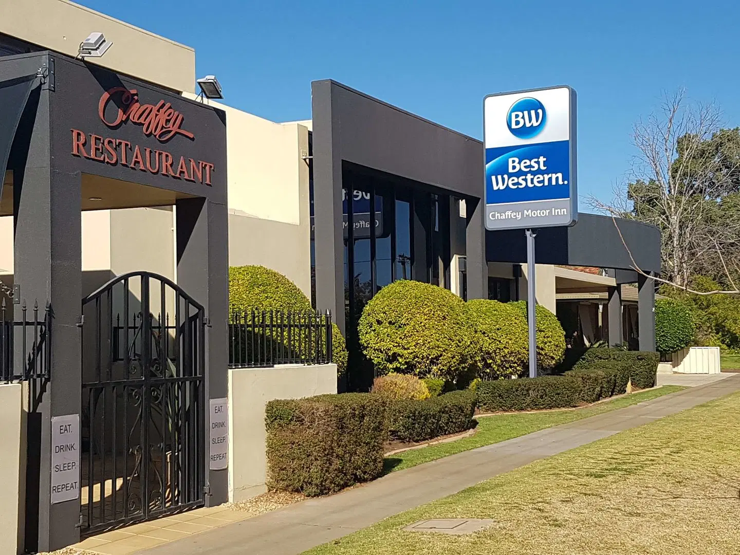 Best Western Chaffey International Motor Inn EXTERIOR