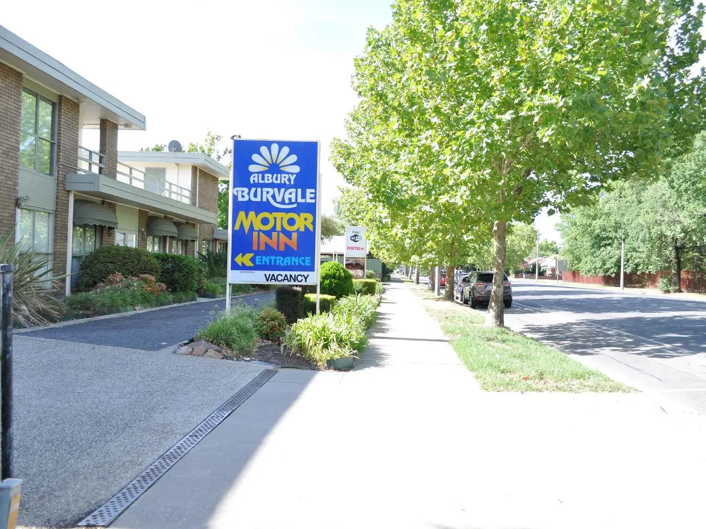 Albury Burvale Motor Inn EXTERIOR