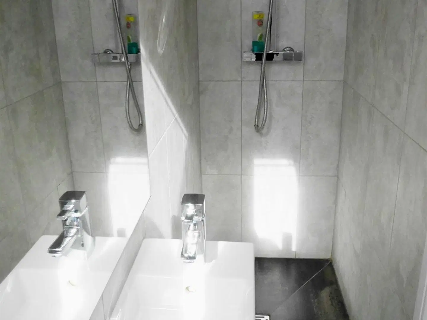 Kew B&B BATHROOM