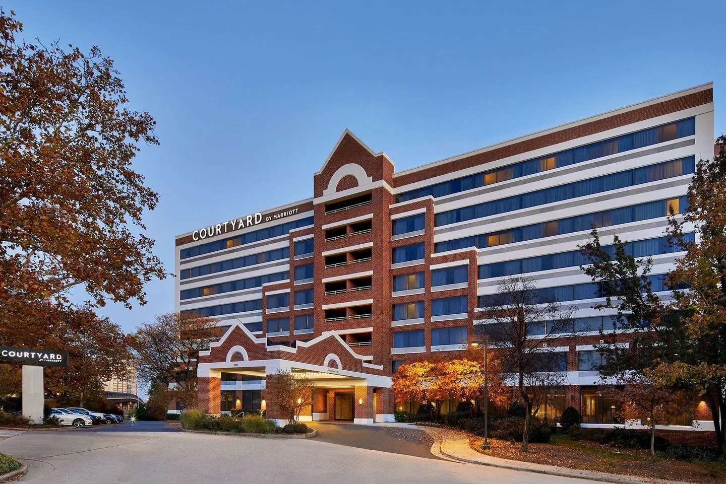 Courtyard by Marriott Alexandria Old Town/Southwest EXTERIOR