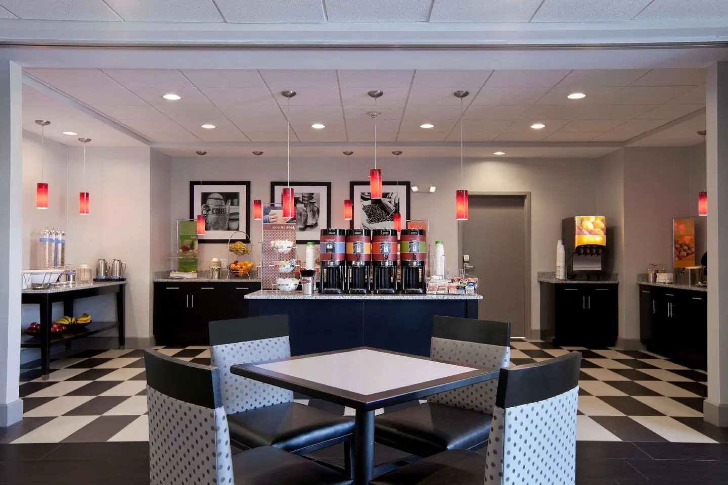 Hampton Inn & Suites Roanoke Airport Bar