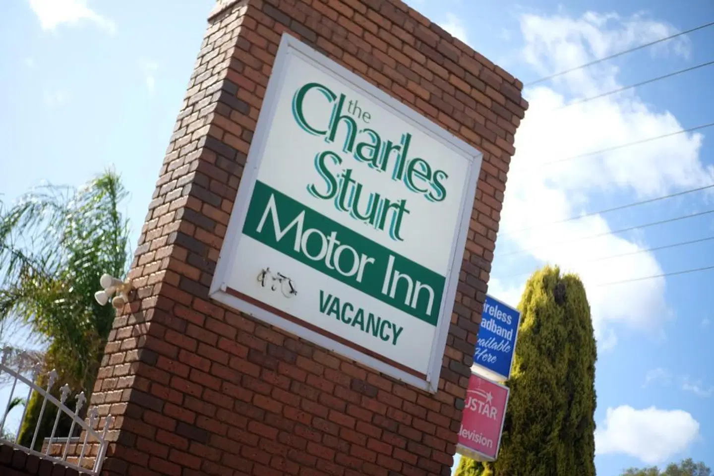 The Charles Sturt Motor Inn EXTERIOR