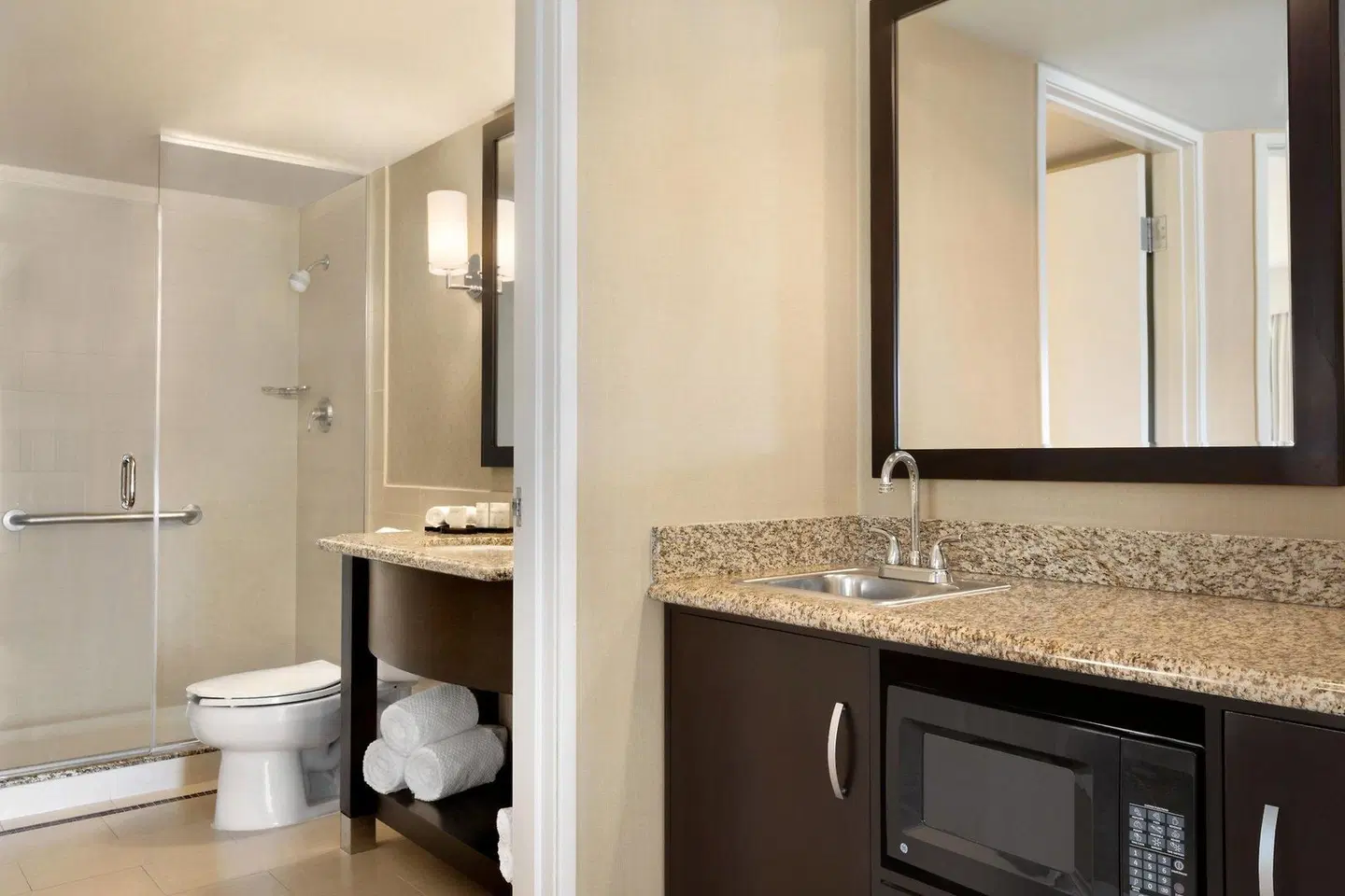 Embassy Suites by Hilton Los Angeles Glendale Badezimmer
