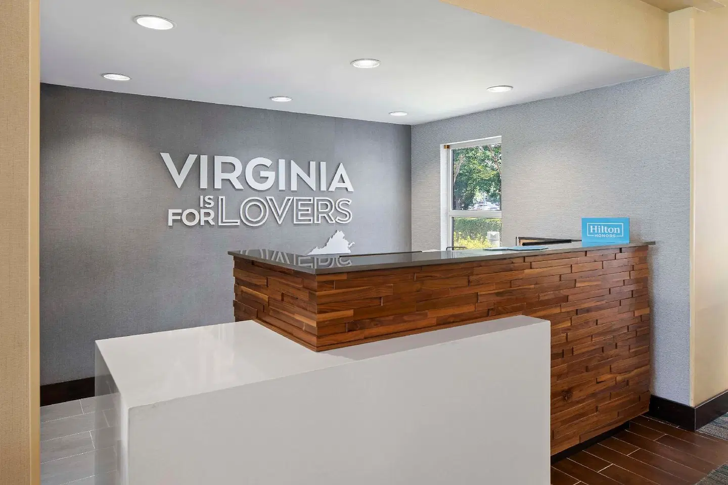 Hampton Inn & Suites Newport News (Oyster Point) LOUNGE_LOBBY