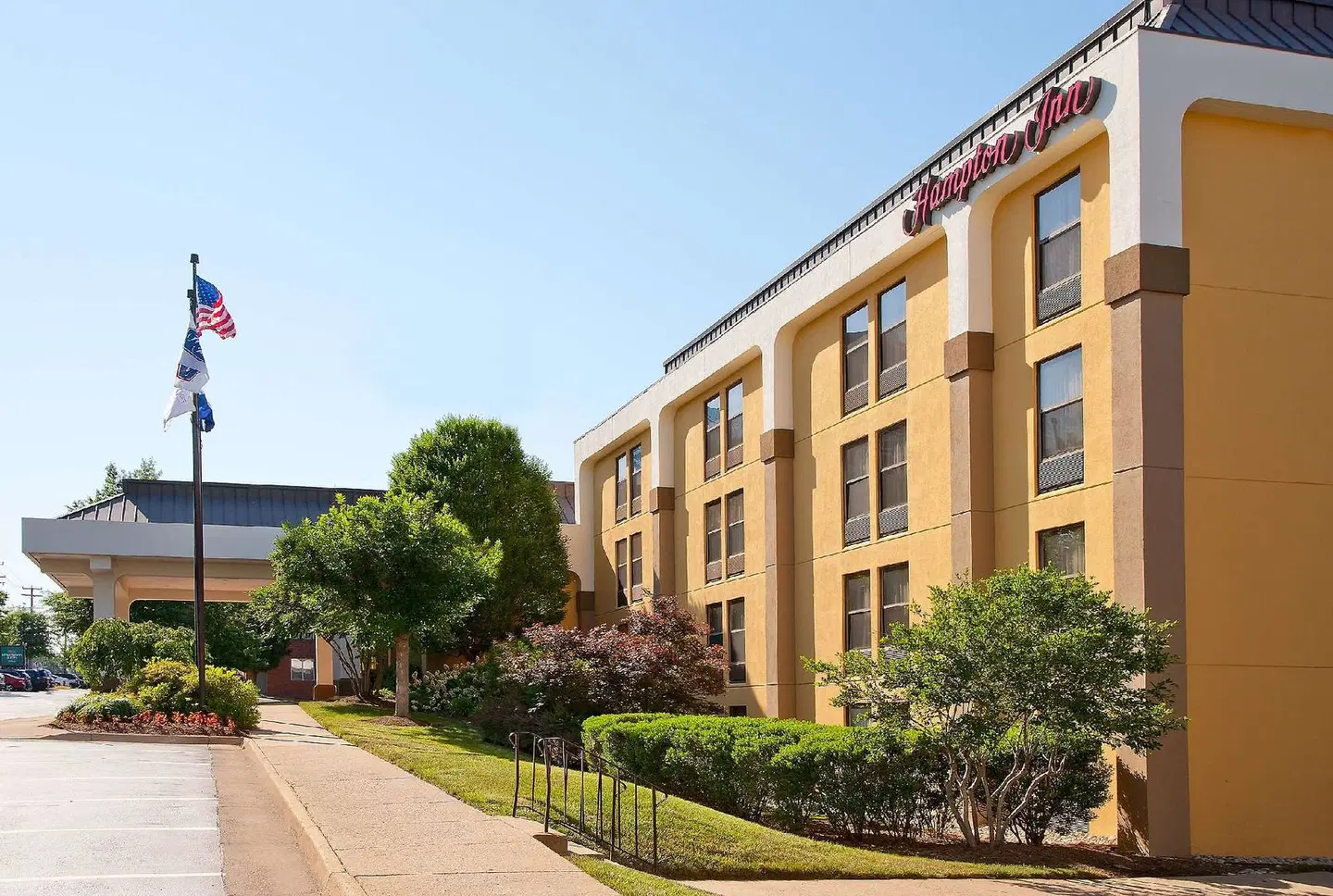 Hampton Inn Alexandria EXTERIOR