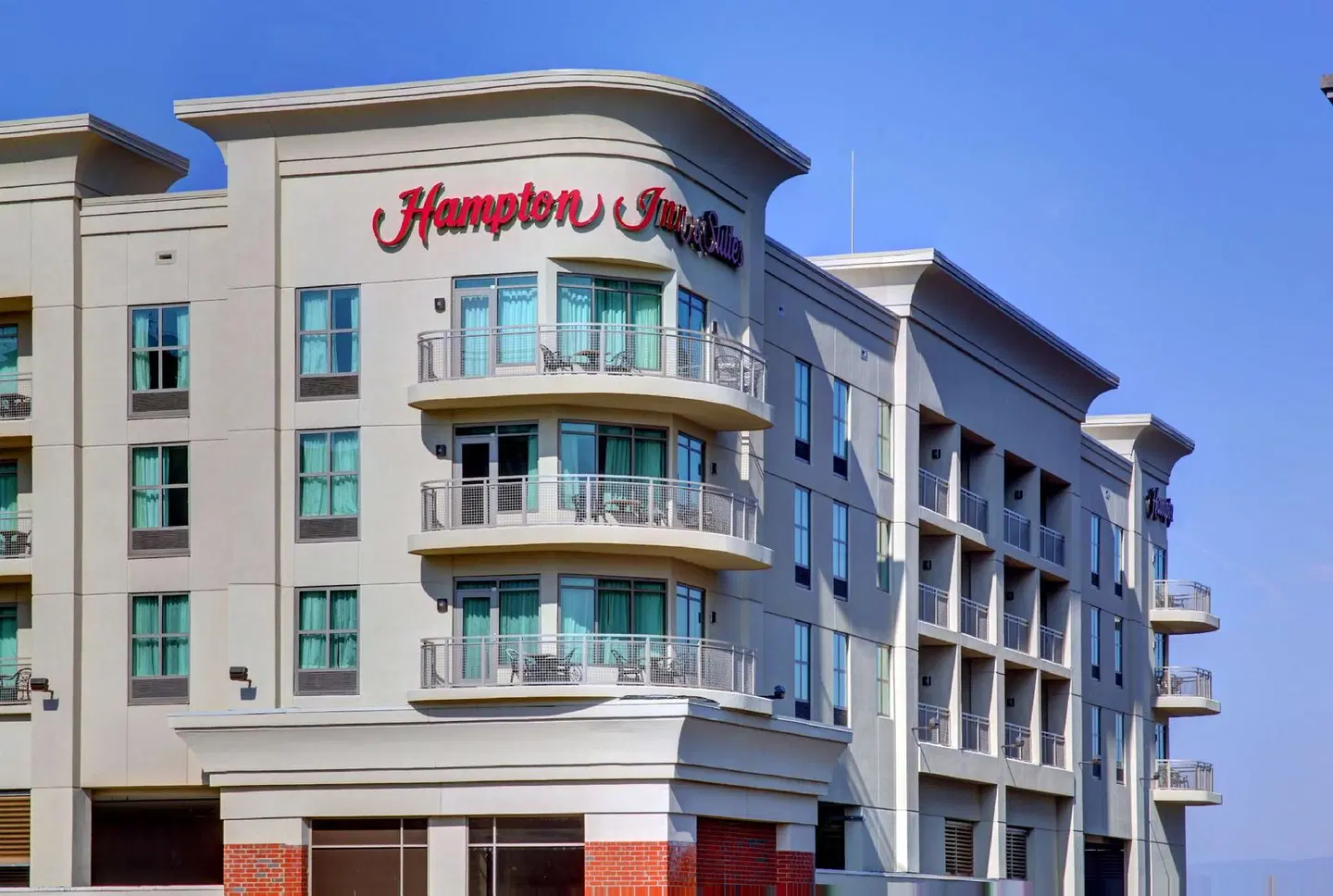 Hampton Inn & Suites Roanoke-Downtown EXTERIOR