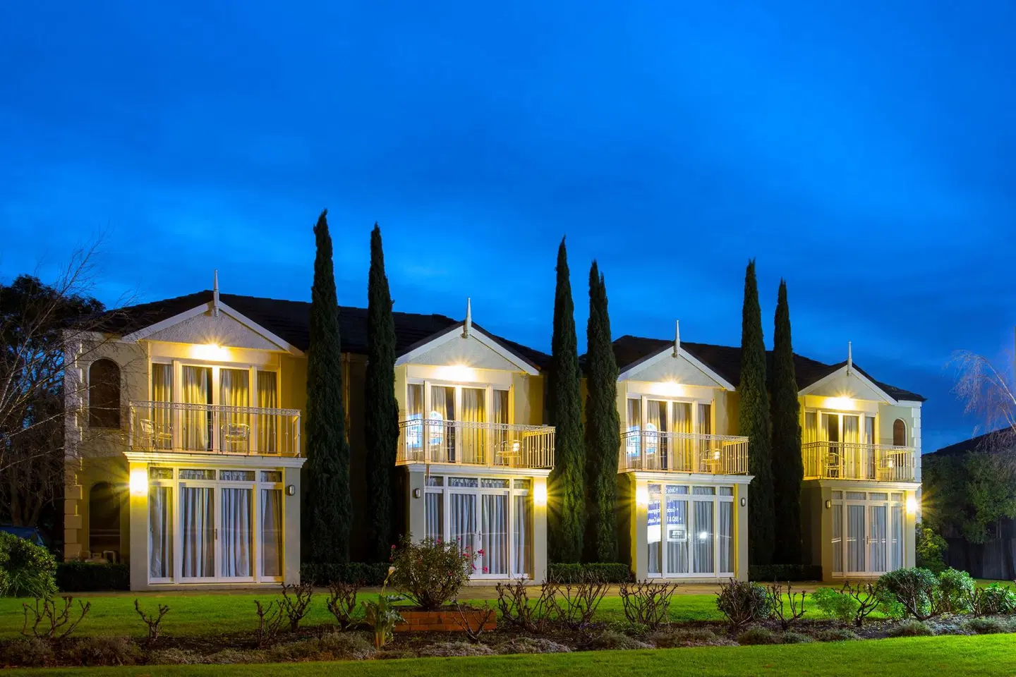 Best Western Colonial Village Motel EXTERIOR