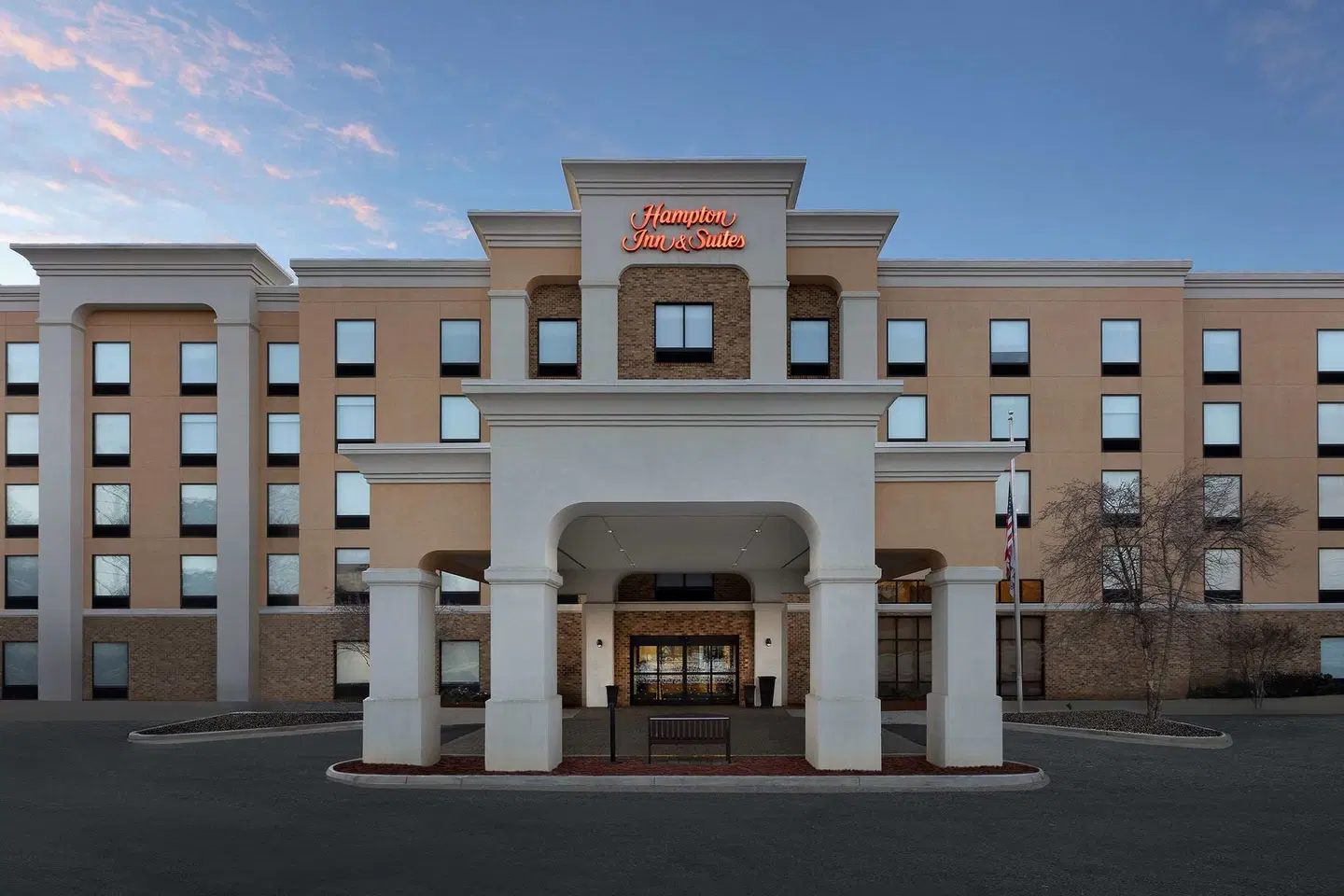 Hampton Inn & Suites Lynchburg EXTERIOR