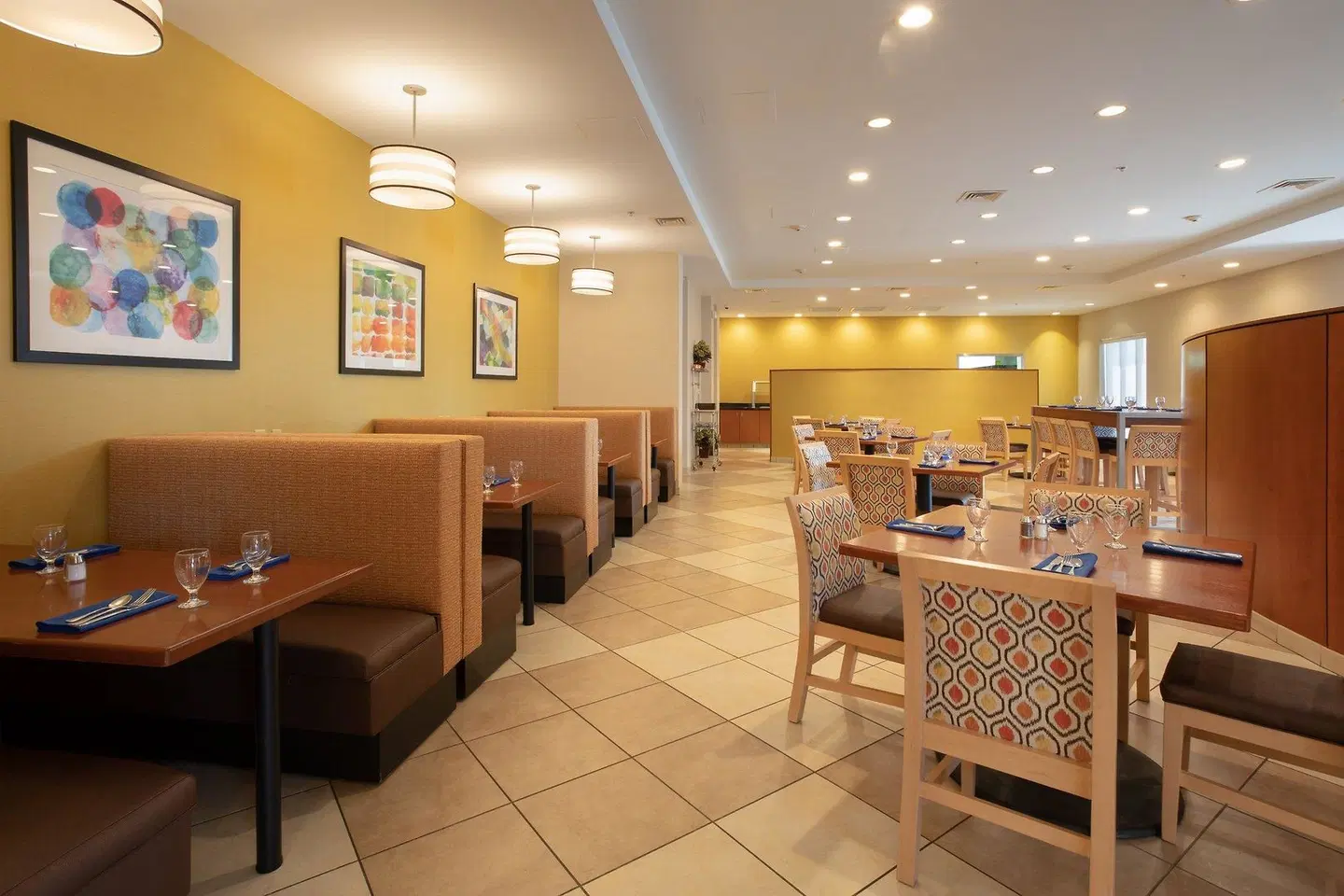 Holiday Inn Winchester SE-Historic Gateway by IHG Bar