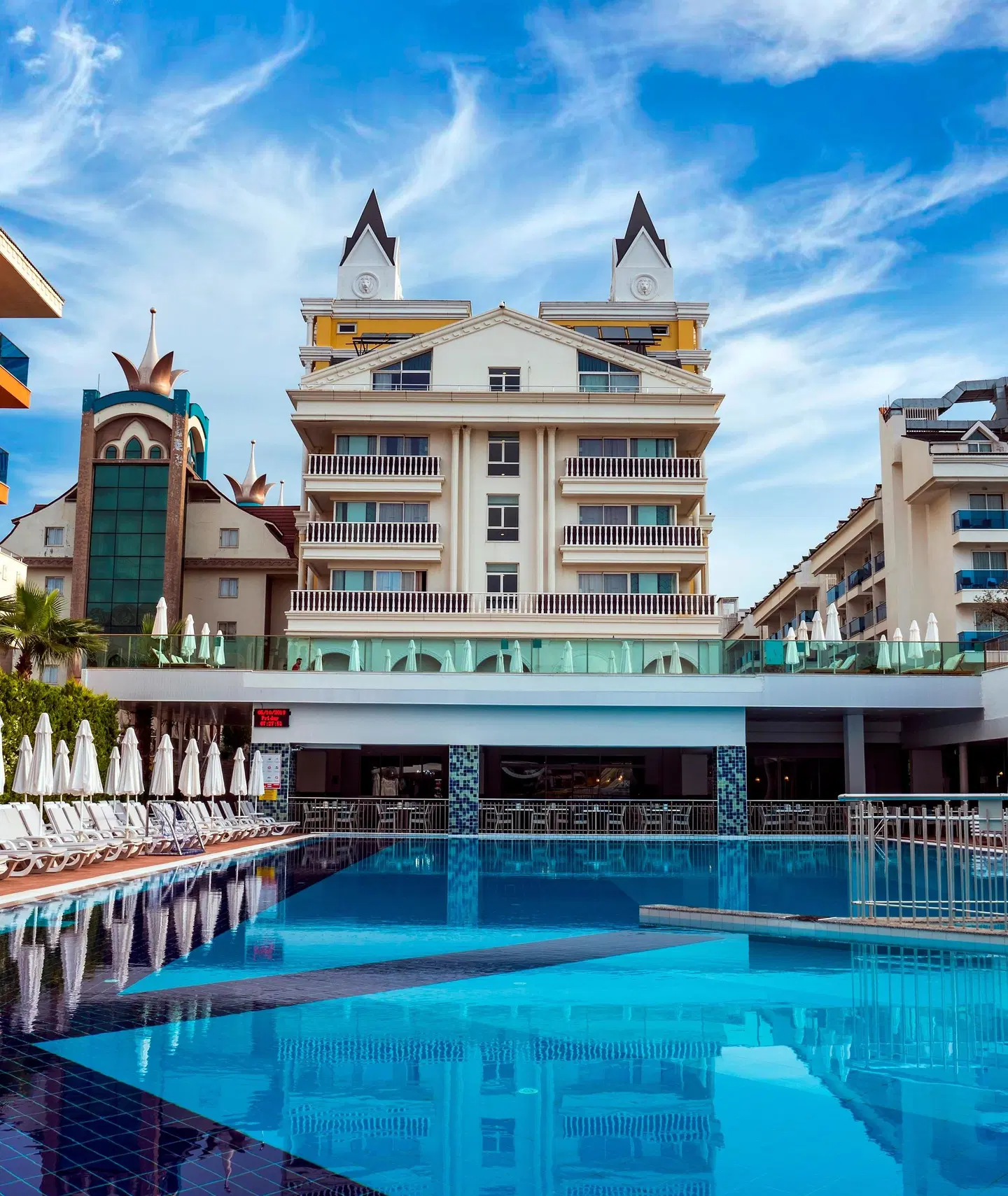 Dream World Resort & Spa OUTDOOR_POOL