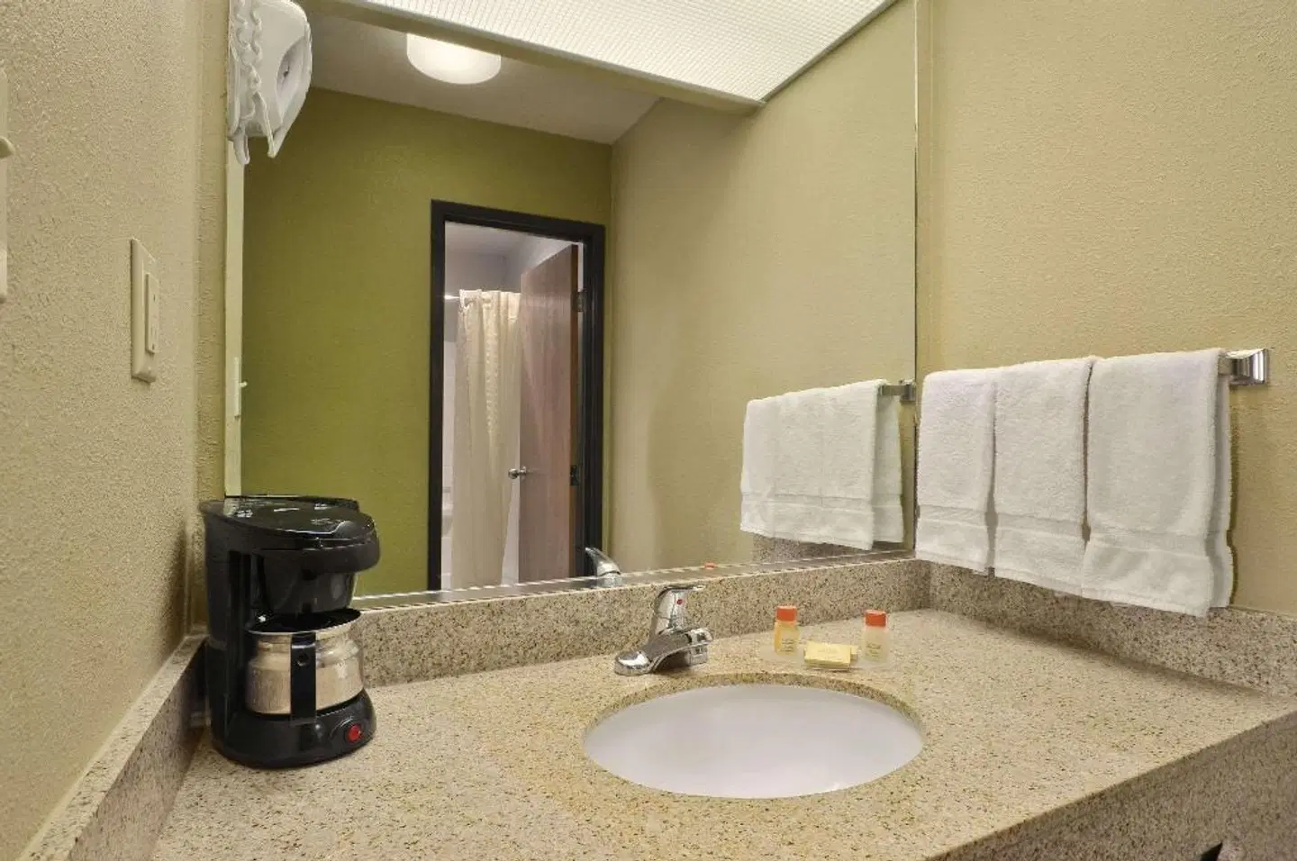 Days Inn by Wyndham Carlsbad Badezimmer