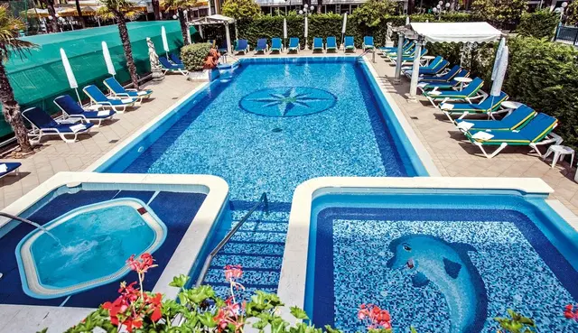Carlton OUTDOOR_POOL