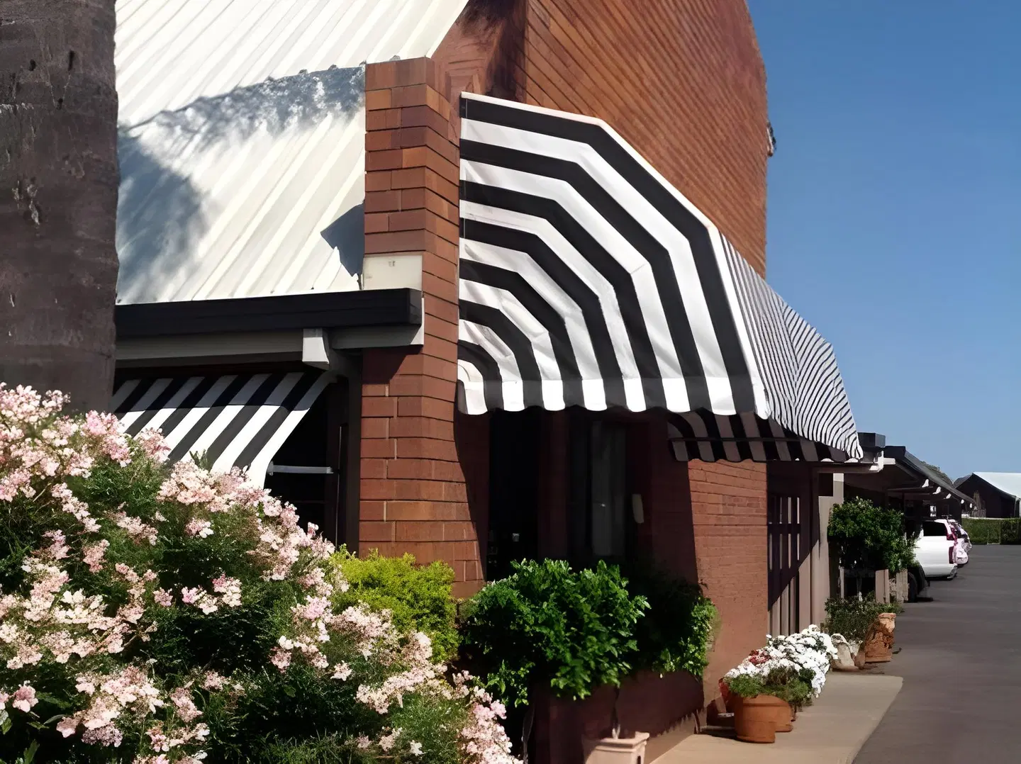 Country Pathfinder Motor Inn EXTERIOR
