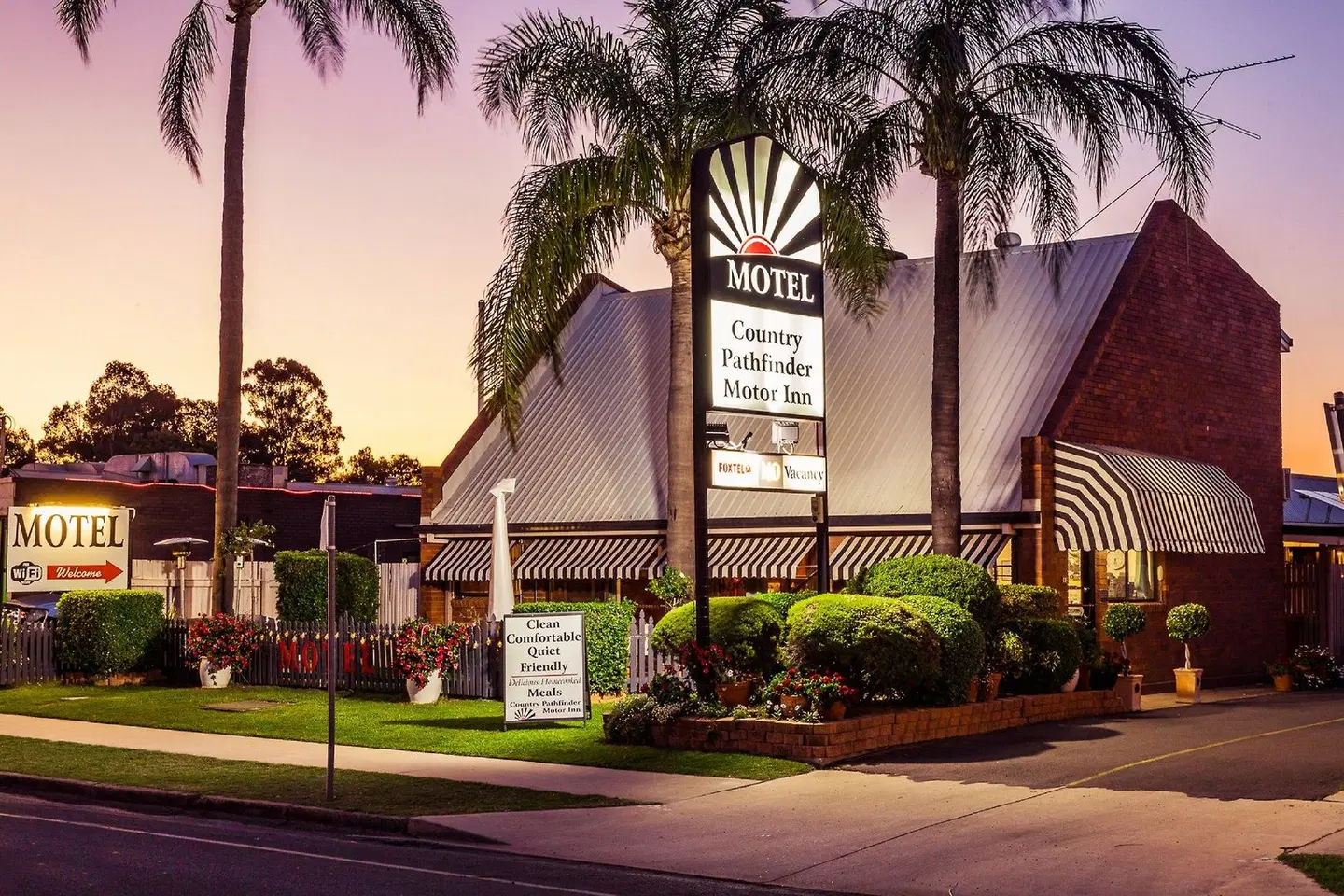 Country Pathfinder Motor Inn EXTERIOR