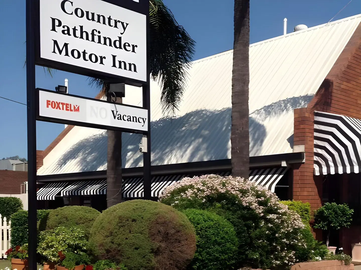Country Pathfinder Motor Inn EXTERIOR