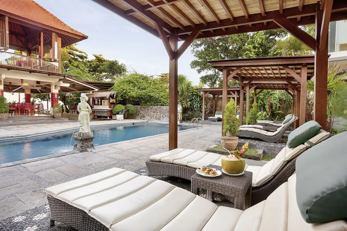 Respati Beach Hotel Terrasse