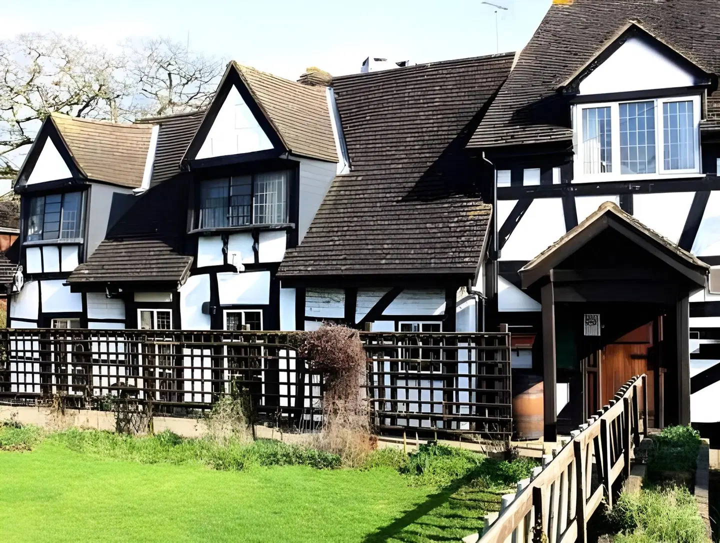 The Little Thatch Hotel Gloucester EXTERIOR