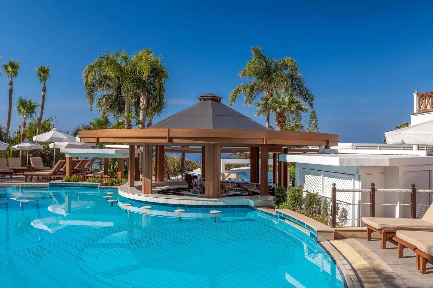 Mediterranean Beach Hotel OUTDOOR_POOL