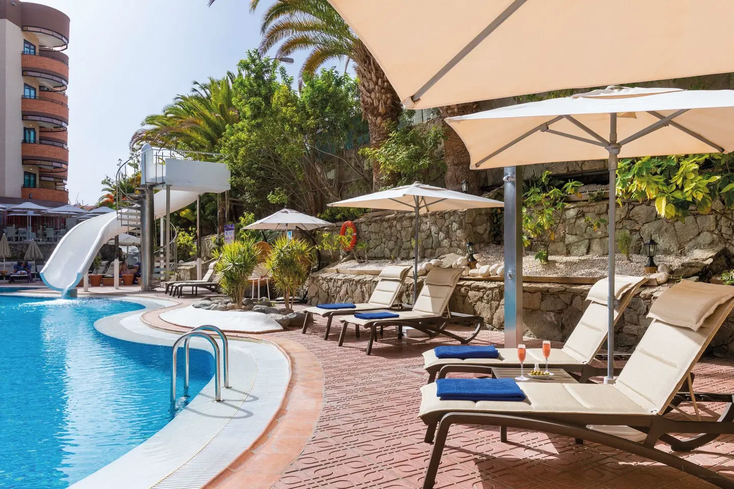 MUR Hotel Neptuno OUTDOOR_POOL