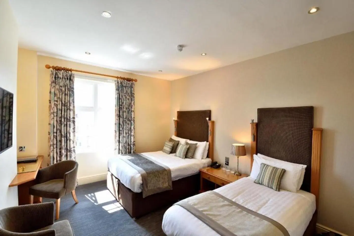 Queens Court Hotel ROOM_EXAMPLE