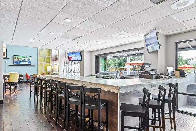 Holiday Inn St. Petersburg West by IHG Bar