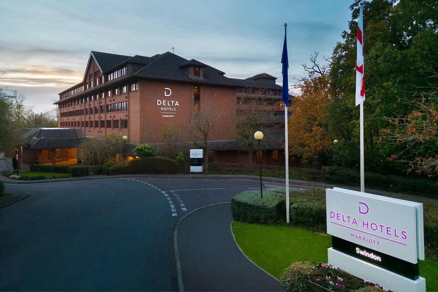 Delta Hotels by Marriott Swindon EXTERIOR