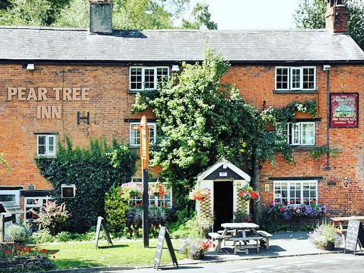 The Pear Tree Inn EXTERIOR
