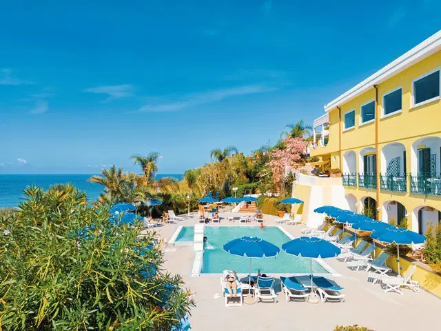 Capizzo OUTDOOR_POOL