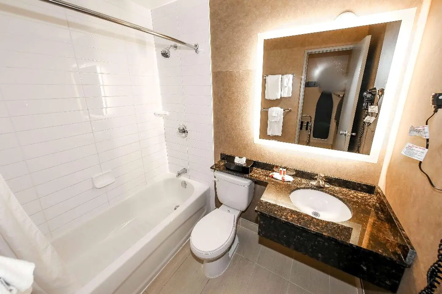 Howard Johnson by Wyndham Winnipeg West Badezimmer