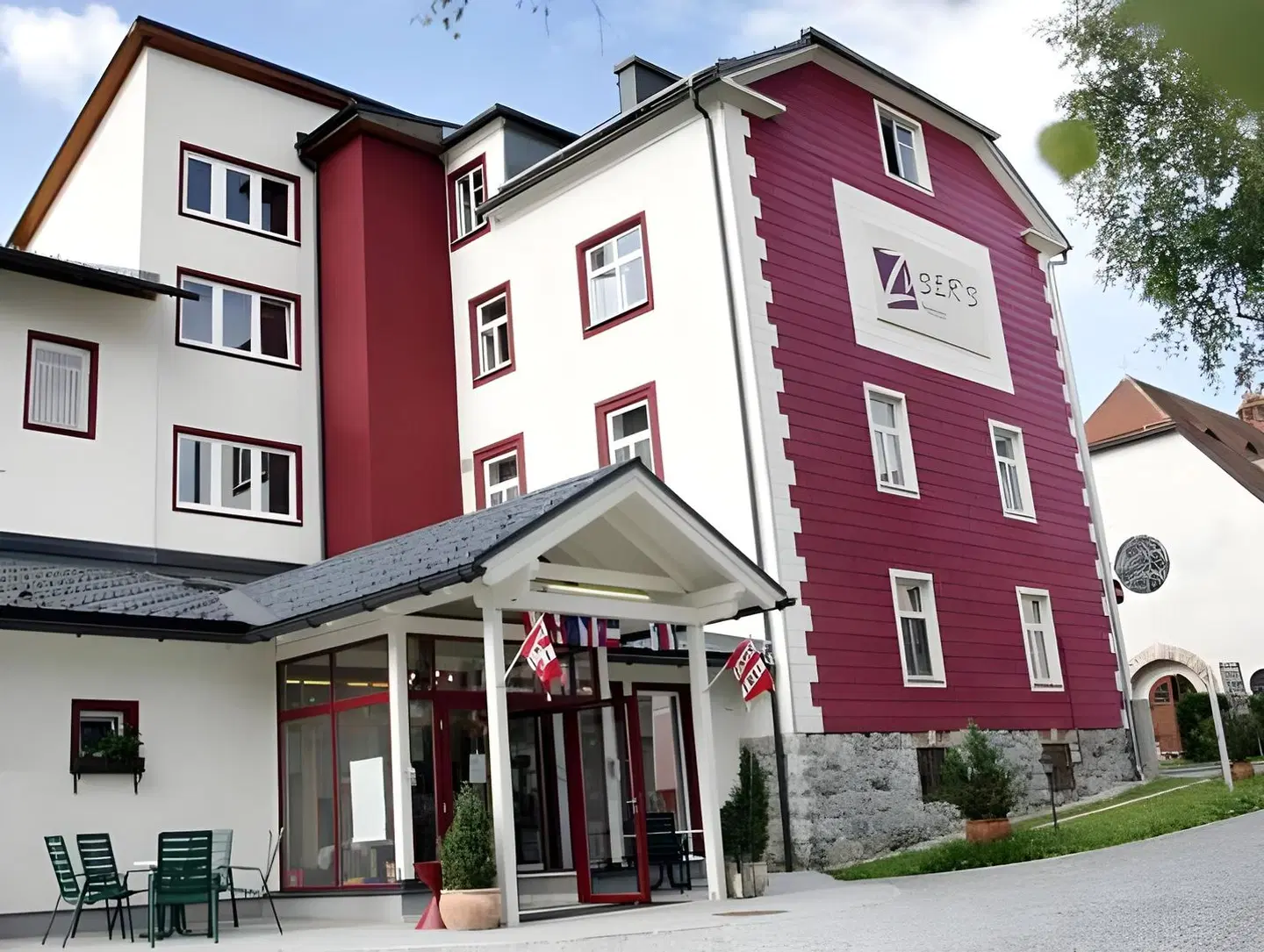 Zuser's EXTERIOR