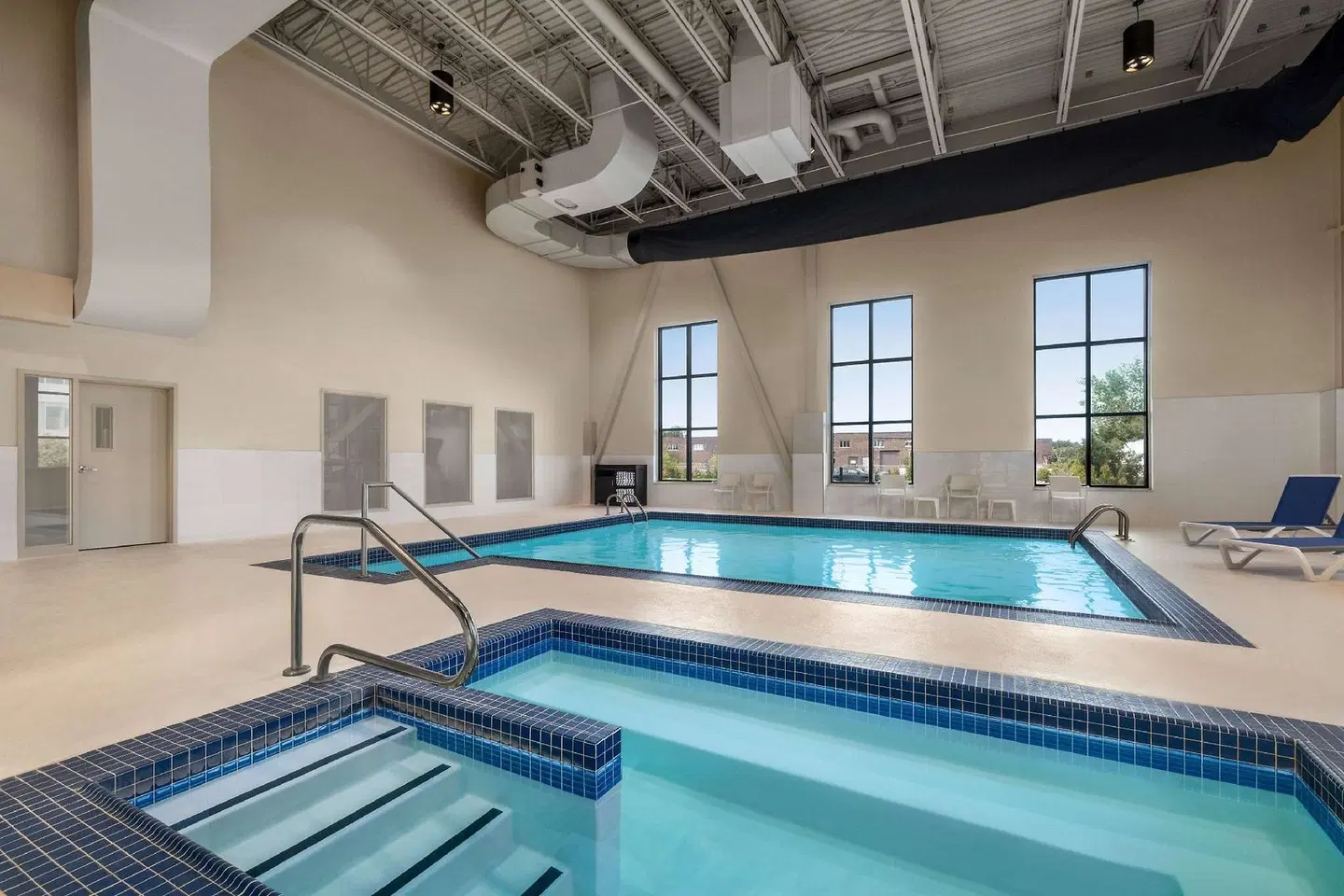 Microtel Inn & Suites Montreal Airport - Dorval QC Hallenbad